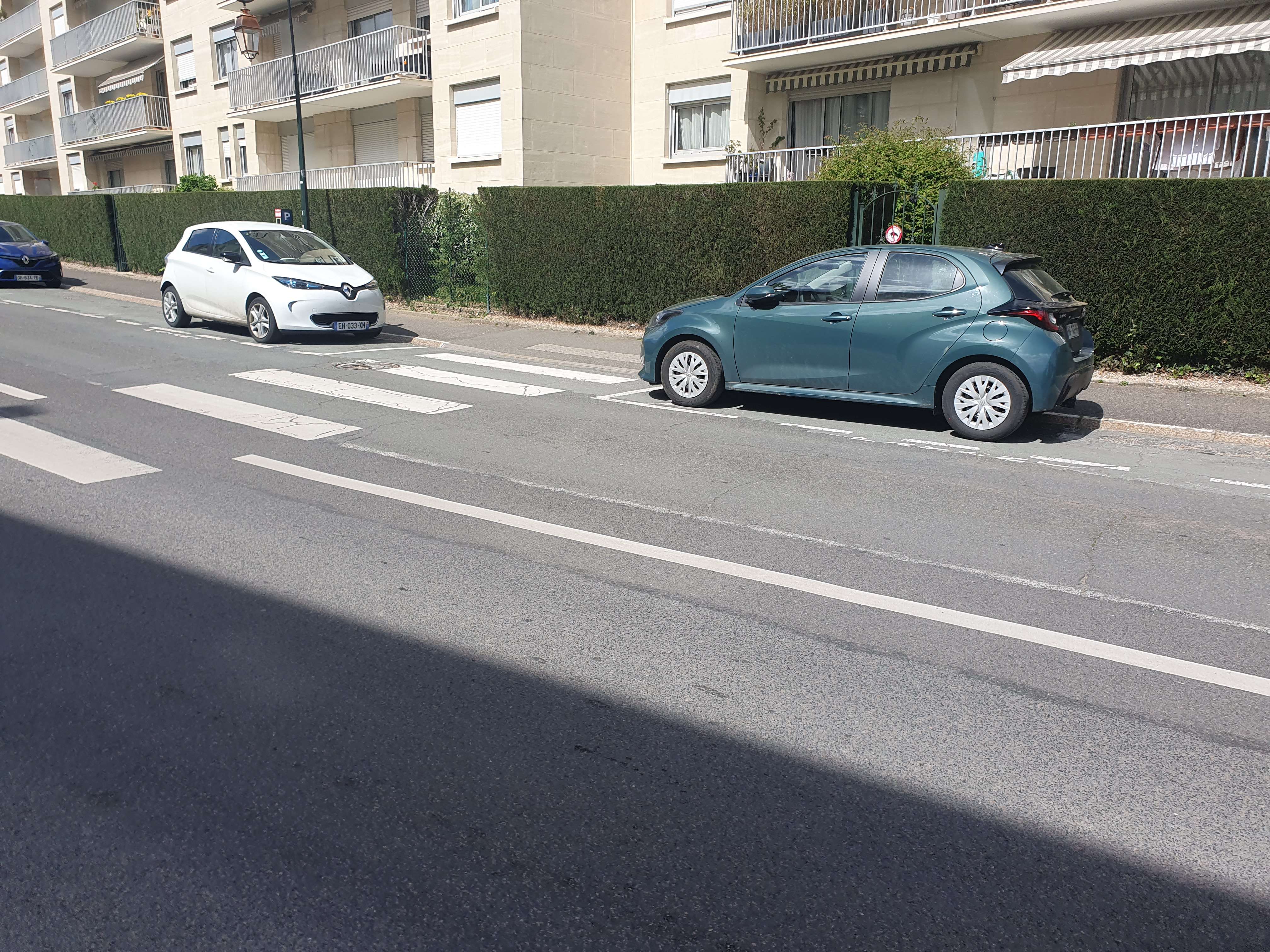 Place de stationnement sur chaussée en amont d'un passage pieton