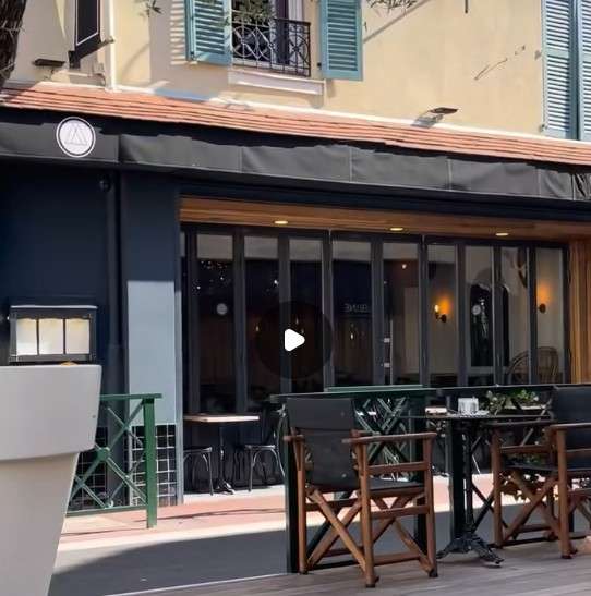  restaurant déborde sur le trottoir